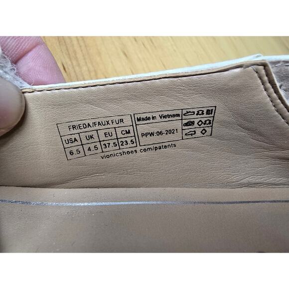 Vionic Leather and Faux Fur Loafer US Womens Size 6.5 EU 37.5 soft leather - Picture 9 of 10